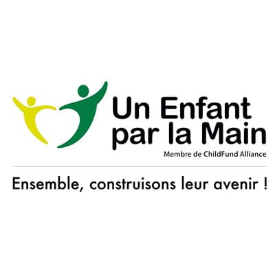 Un enfant par la main-AM